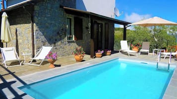 Utendørsbasseng og et oppvarmet basseng