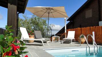 Utendørsbasseng og et oppvarmet basseng