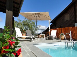 Una piscina al aire libre, una piscina climatizada
