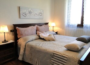 3 habitaciones, tabla de planchar con plancha, wifi y ropa de cama 