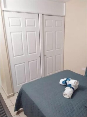 3 habitaciones, tabla de planchar con plancha, wifi y ropa de cama 