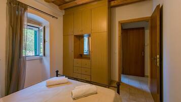 3 間睡房、房內夾萬、書桌、隔音