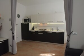 Fridge, microwave, stovetop, dishwasher - Delightful apartment very close to the sea and the center (Milano Marittima)
