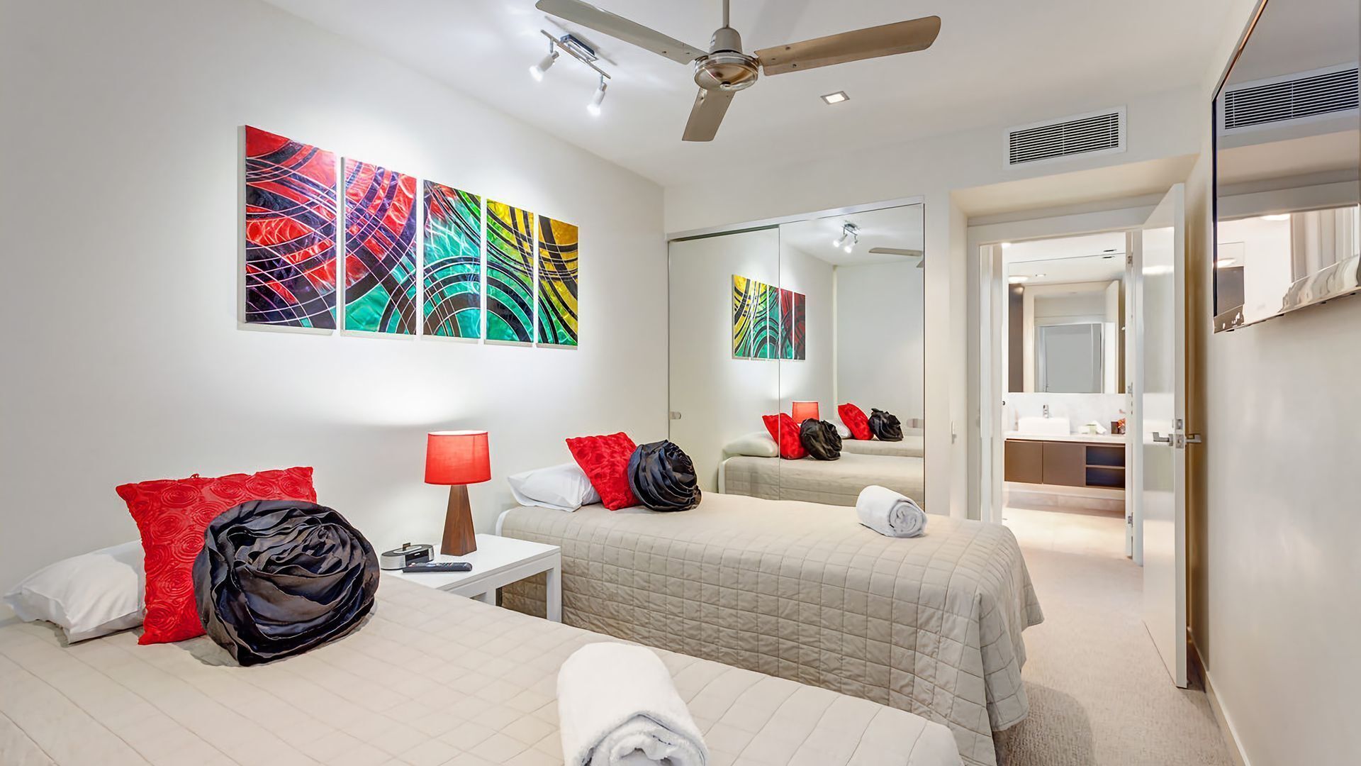Dee's Retreat - Rainbow Beach. Five Star Luxury Accommodation. Pool. Stunning Views. — image 17