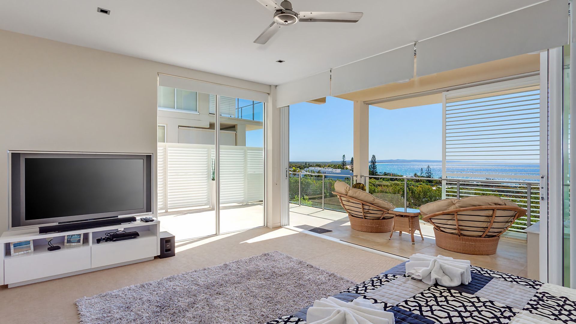Dee's Retreat - Rainbow Beach. Five Star Luxury Accommodation. Pool. Stunning Views. — image 15