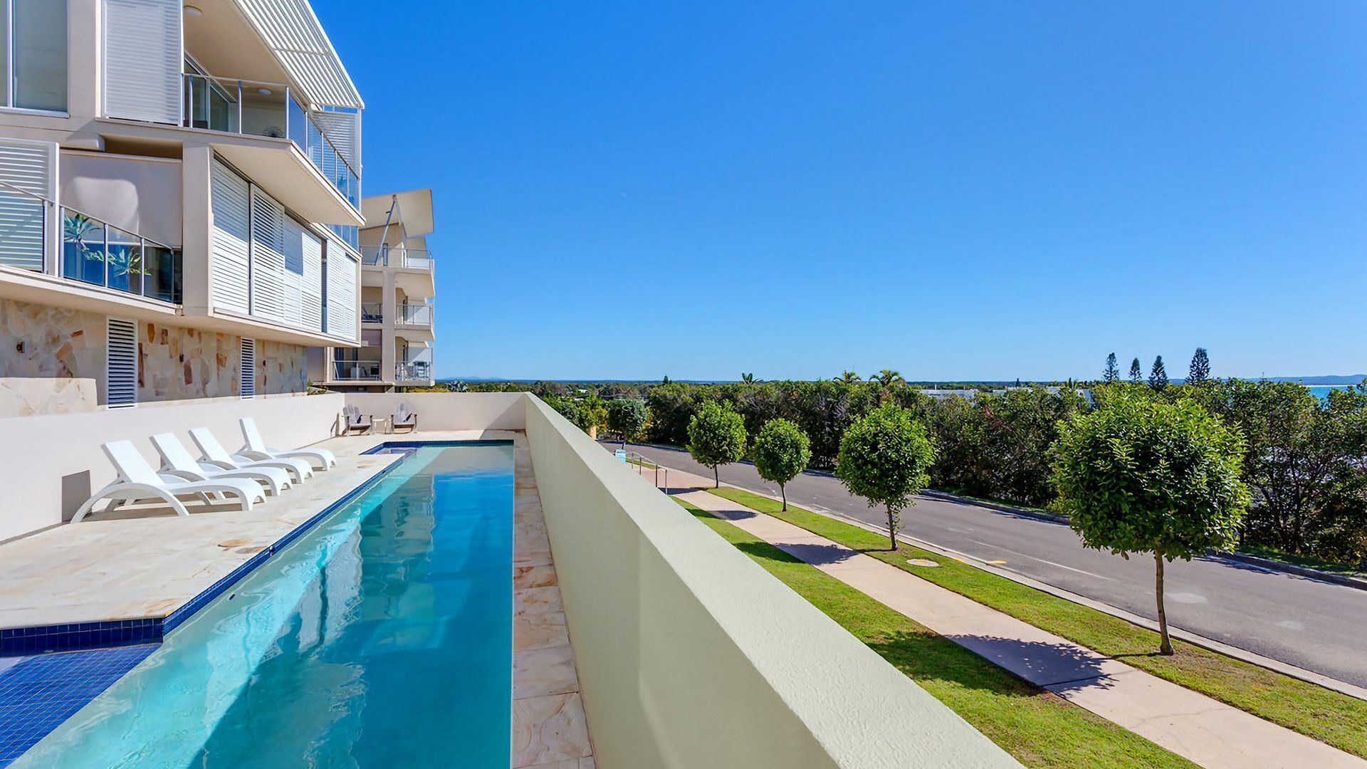 Dee's Retreat - Rainbow Beach. Five Star Luxury Accommodation. Pool. Stunning Views. — image 7