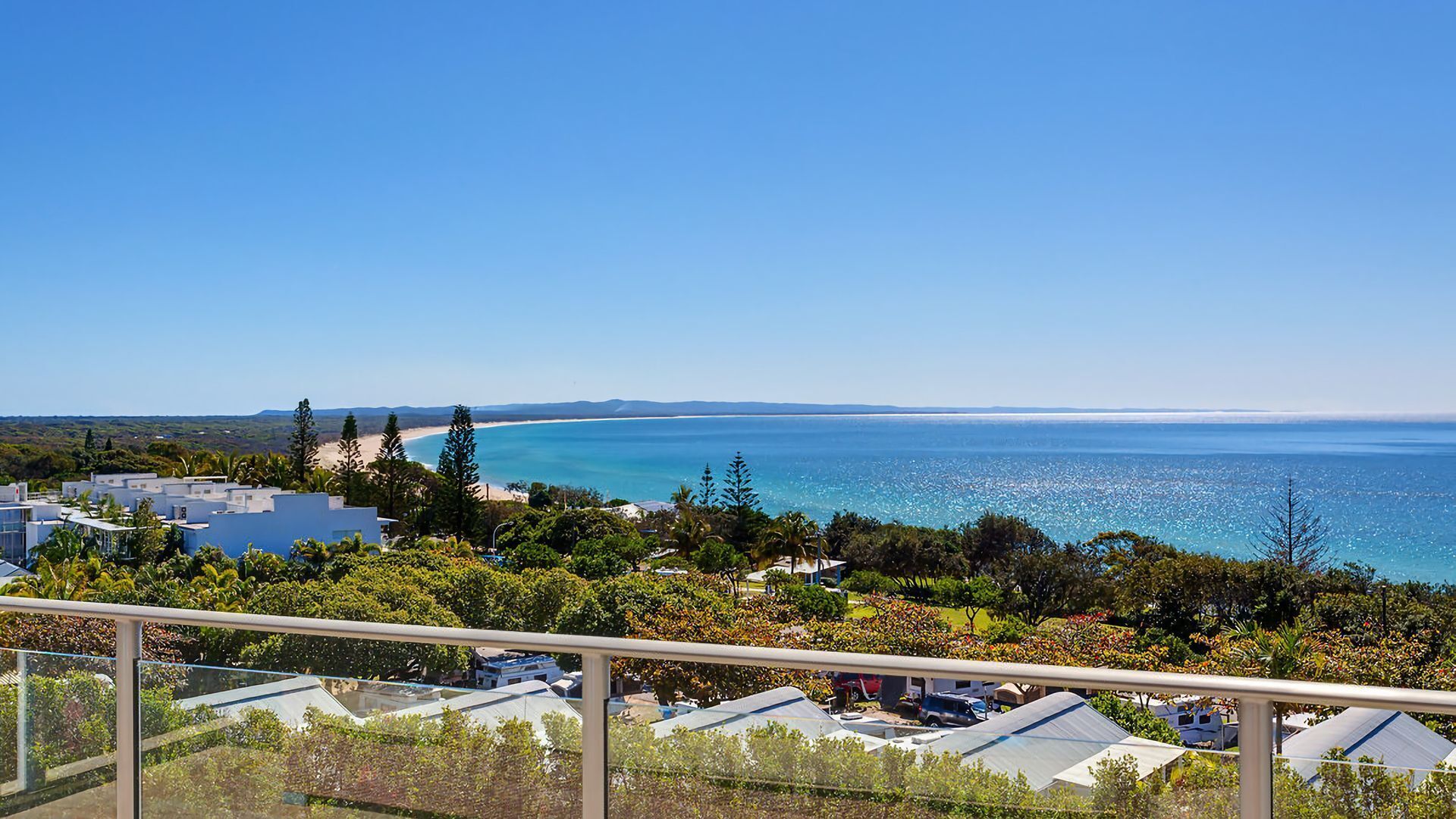 Dee's Retreat - Rainbow Beach. Five Star Luxury Accommodation. Pool. Stunning Views. — image 20