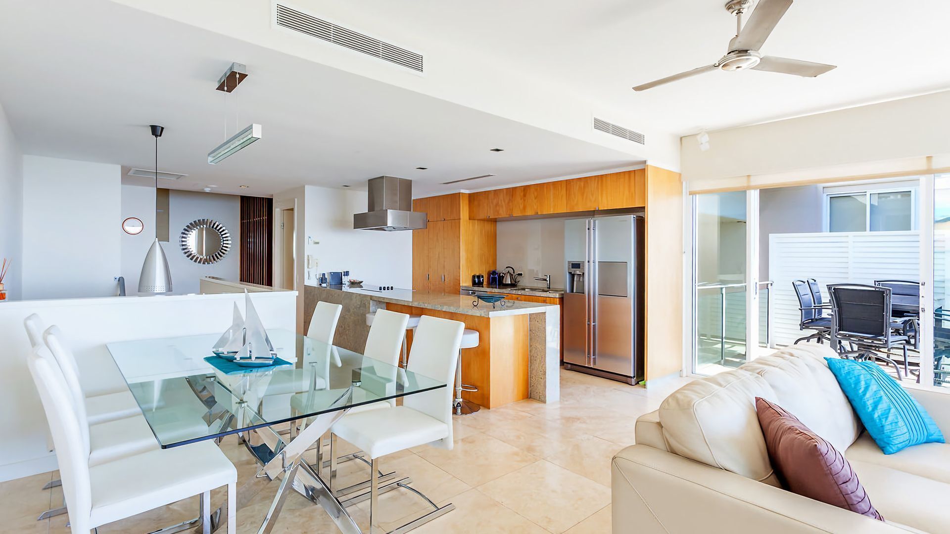 Dee's Retreat - Rainbow Beach. Five Star Luxury Accommodation. Pool. Stunning Views. — image 2