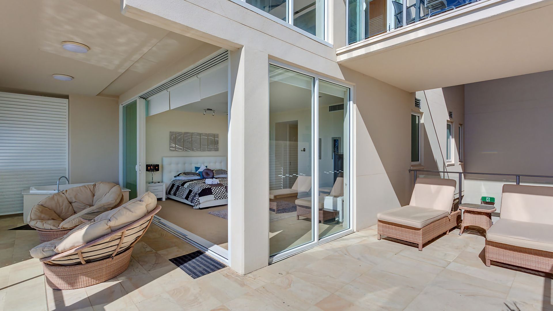 Dee's Retreat - Rainbow Beach. Five Star Luxury Accommodation. Pool. Stunning Views. — image 5