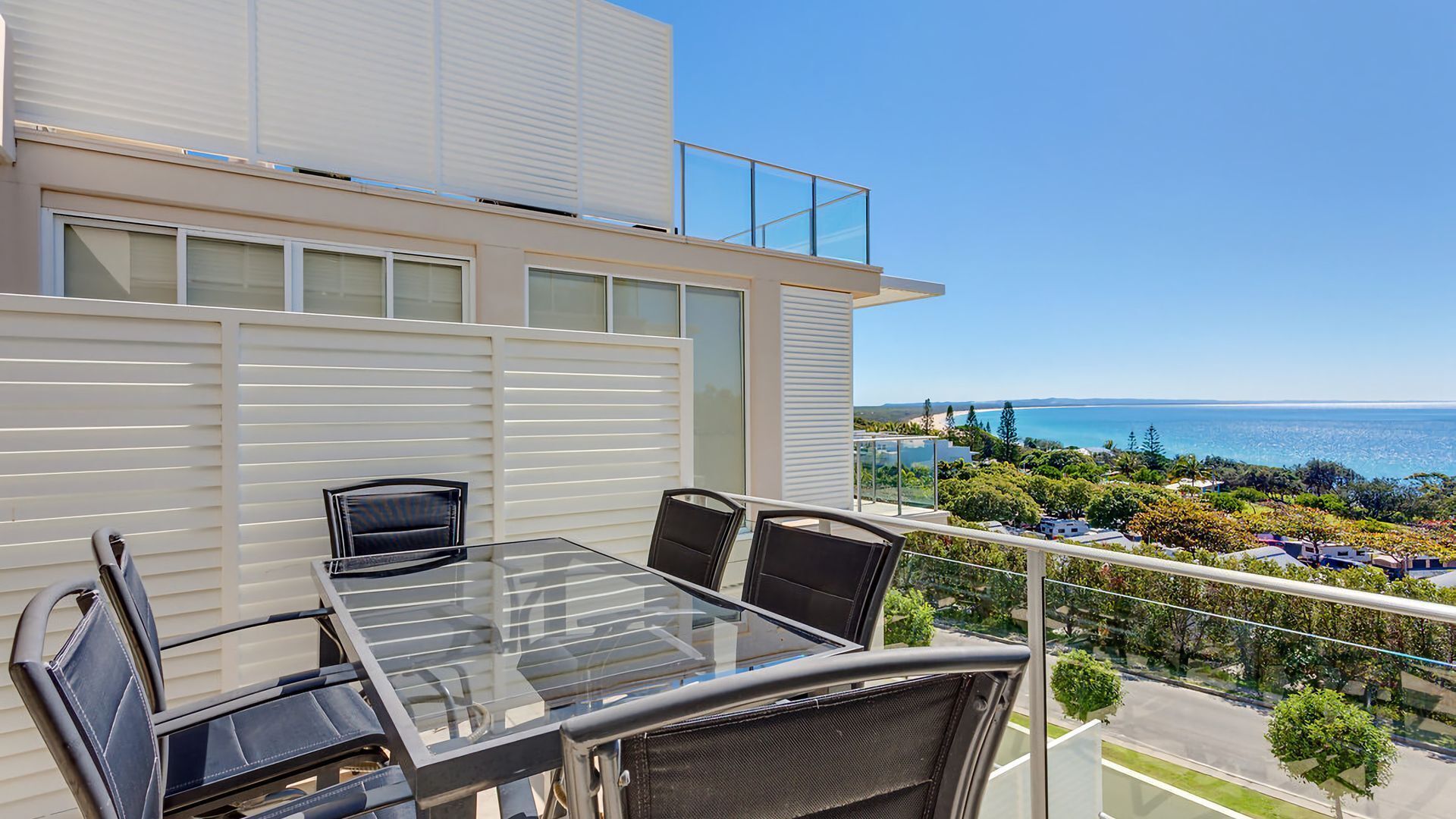 Dee's Retreat - Rainbow Beach. Five Star Luxury Accommodation. Pool. Stunning Views. — image 19