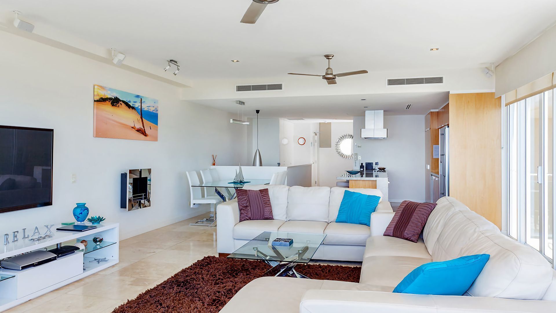 Dee's Retreat - Rainbow Beach. Five Star Luxury Accommodation. Pool. Stunning Views. — image 11