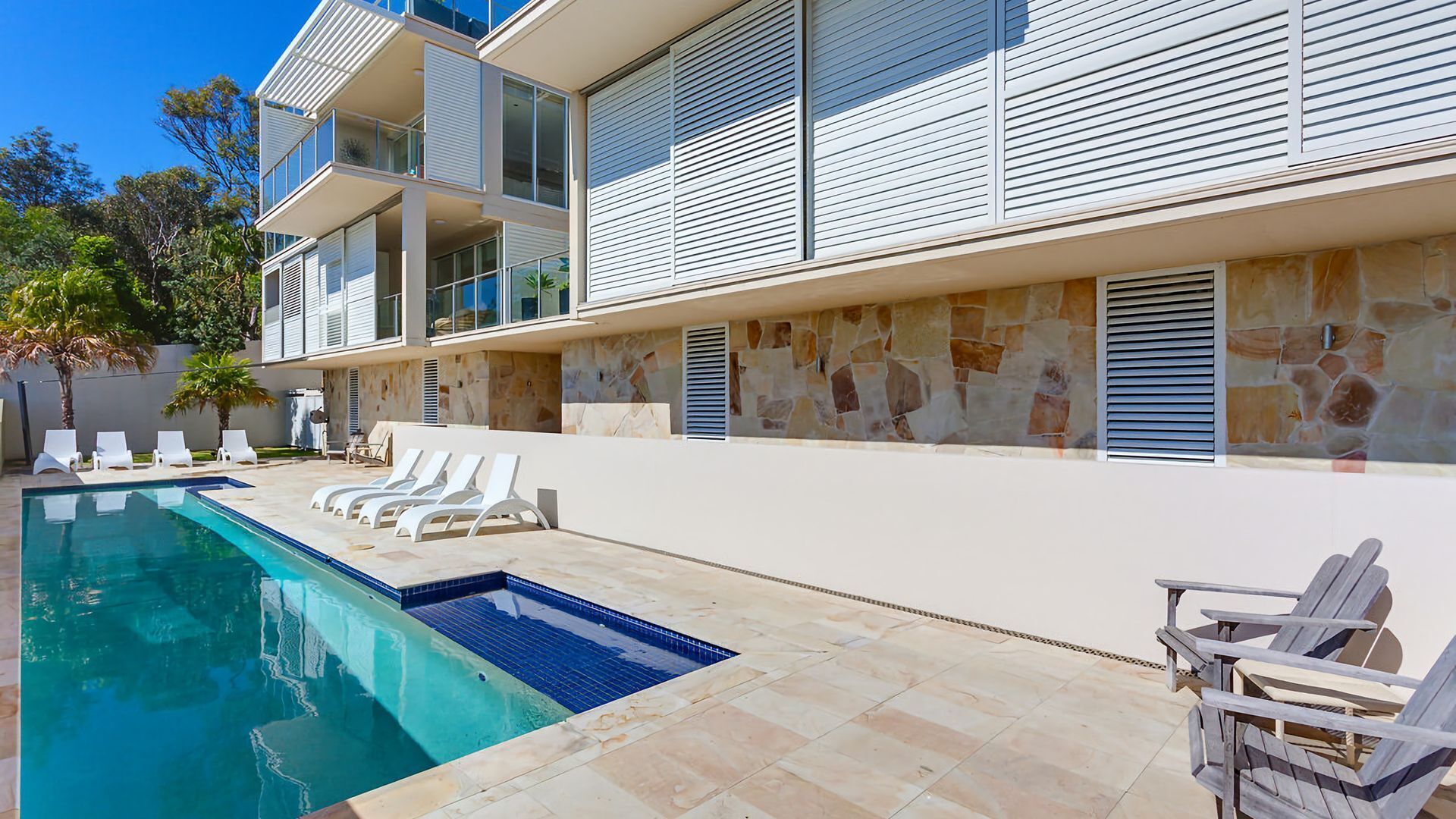 Dee's Retreat - Rainbow Beach. Five Star Luxury Accommodation. Pool. Stunning Views. — image 8
