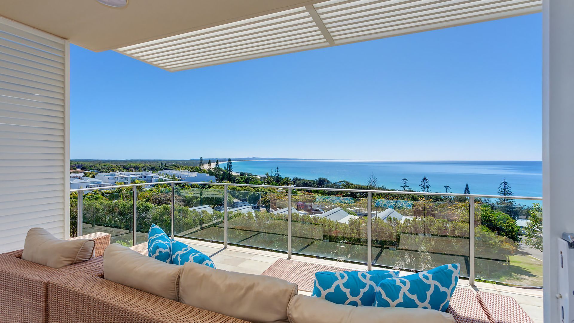 Dee's Retreat - Rainbow Beach. Five Star Luxury Accommodation. Pool. Stunning Views. — image 22