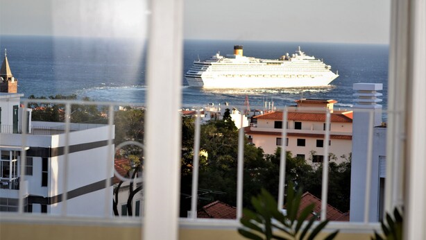 Unclassified image, 1 of 21, button
