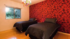 5 bedrooms, iron/ironing board, WiFi, bed sheets