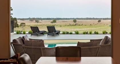 Oasis—Tranquil Getaway with Pool & Scenic Outlooks