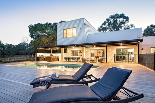 Oasis Tranquil Getaway with Pool and Scenic Outlooks