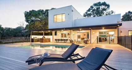Oasis Tranquil Getaway with Pool and Scenic Outlooks
