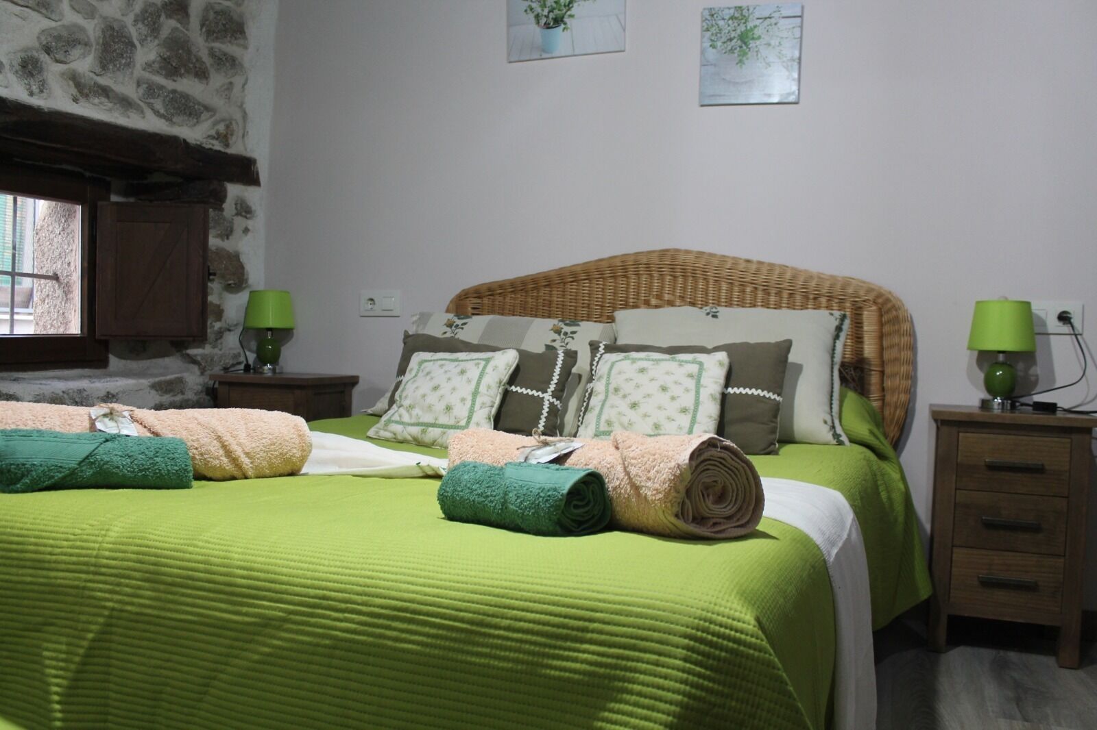 5 dormitorios, tabla de planchar con plancha, ropa de cama