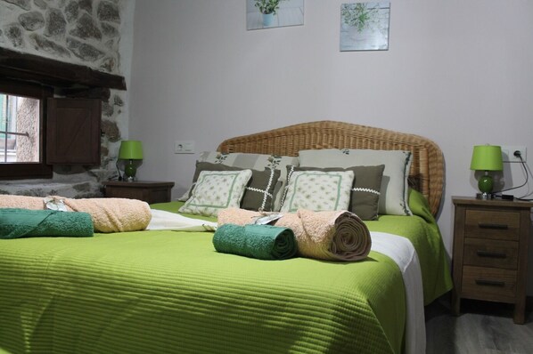 5 bedrooms, iron/ironing board, bed sheets