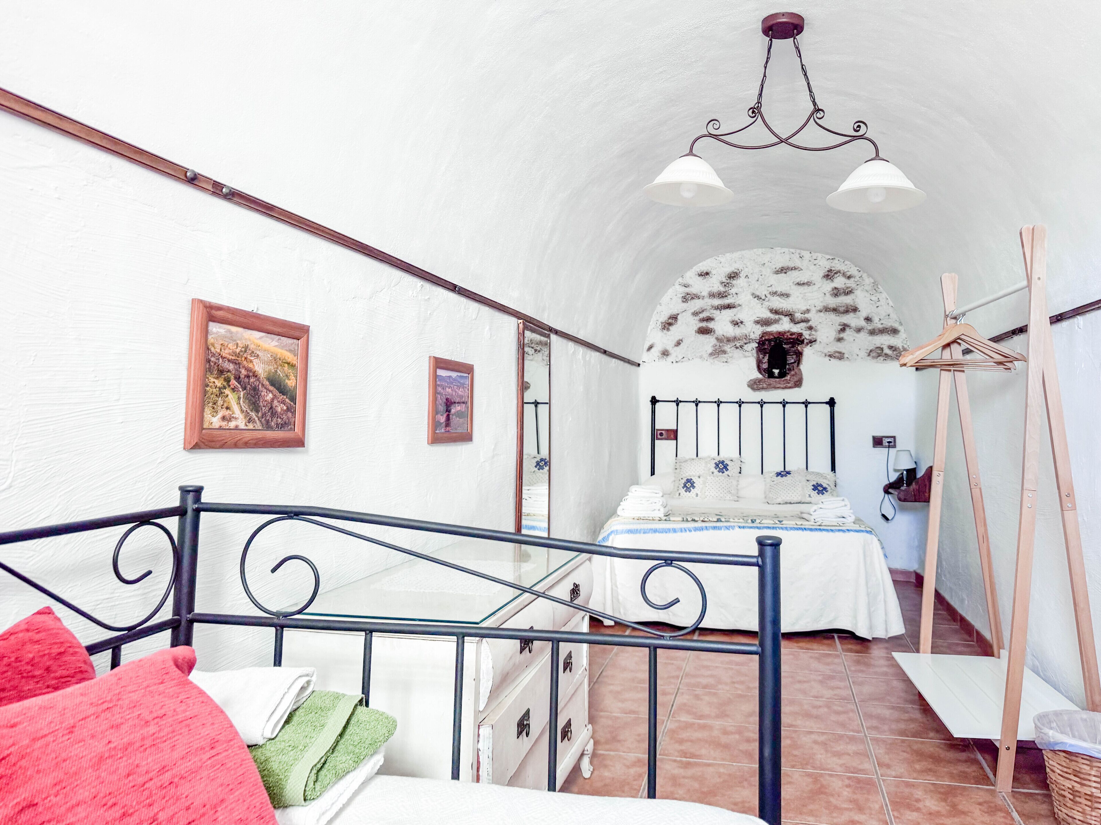 2 chambres, fer et planche à repasser, lit de bébé portatif