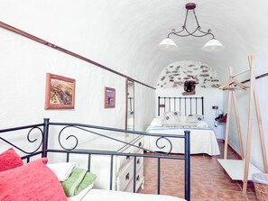 2 bedrooms, iron/ironing board, travel cot, free WiFi