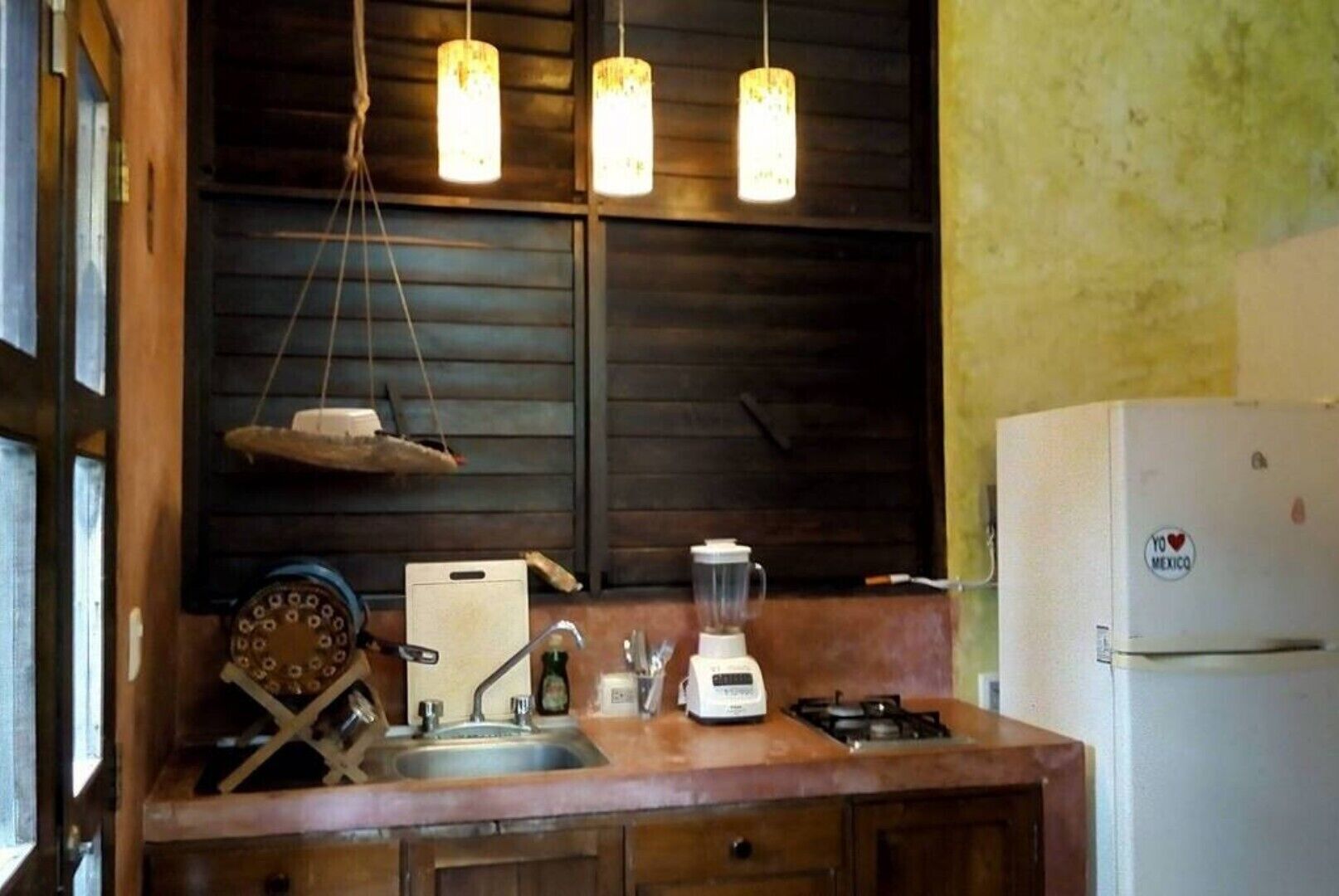 Coffee/tea maker, cookware/dishes/utensils