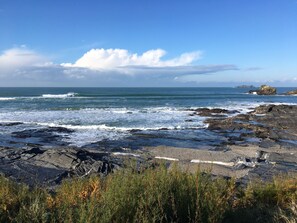 Playa en los alrededores y camastros 