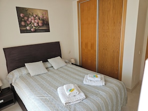 2 bedrooms, iron/ironing board, free WiFi, bed sheets