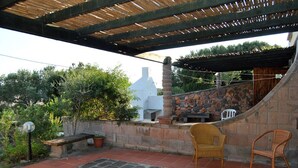 Outdoor dining - Ground floor apartment, veranda with barbecue, garden, tennis court (Sant'Antioco)