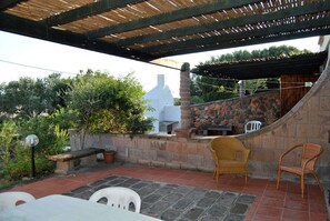 Outdoor dining - Ground floor apartment, veranda with barbecue, garden, tennis court (Sant'Antioco)