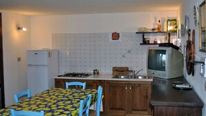 Private kitchen - Ground floor apartment, veranda with barbecue, garden, tennis court (Sant'Antioco)