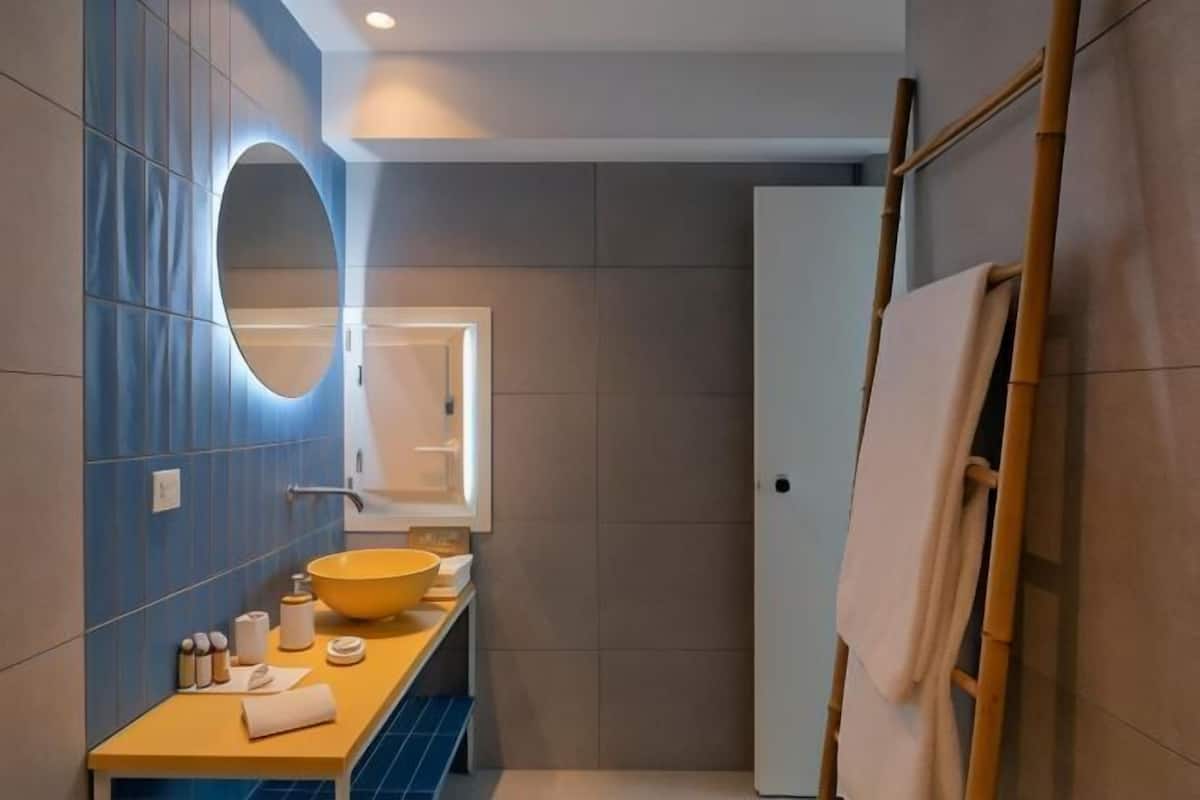 Badeværelse | Bruser, gratis toiletartikler, hårtørrer, badekåber