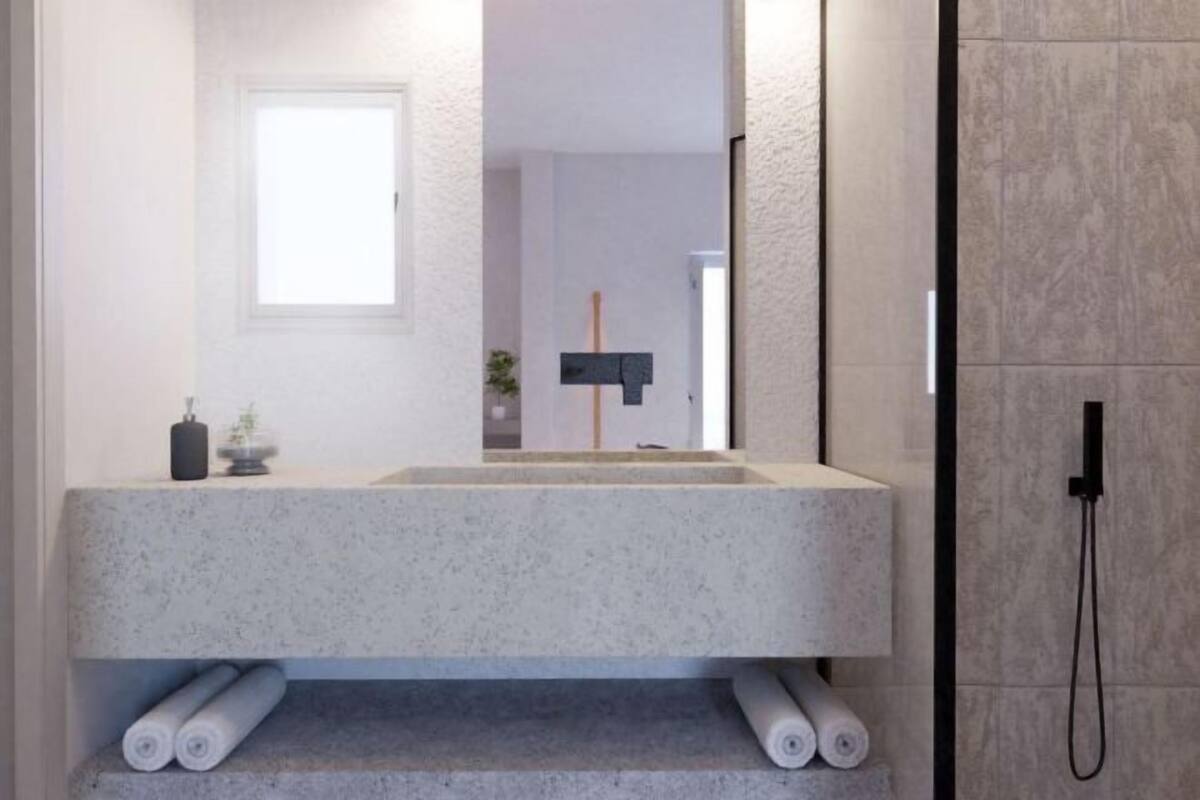 Badeværelse | Bruser, gratis toiletartikler, hårtørrer, badekåber