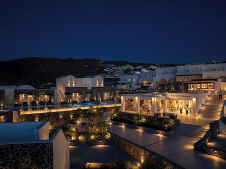 Un resort con piscina, zona de estar al aire libre y restaurante.