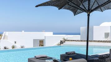 Suite (Aqua Pool) | 1 kamar tidur, minibar, brankas, dan meja kerja