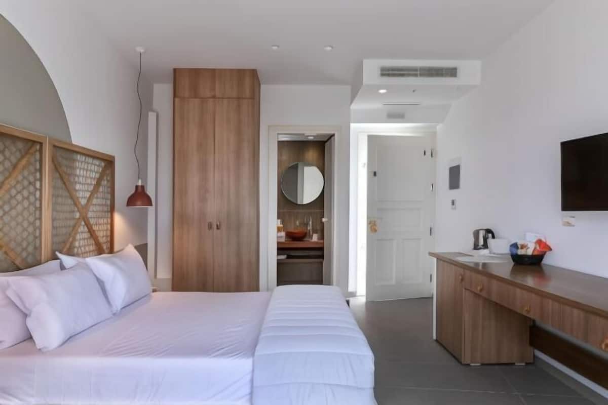 Minibar, pengeskab på værelset, skrivebord