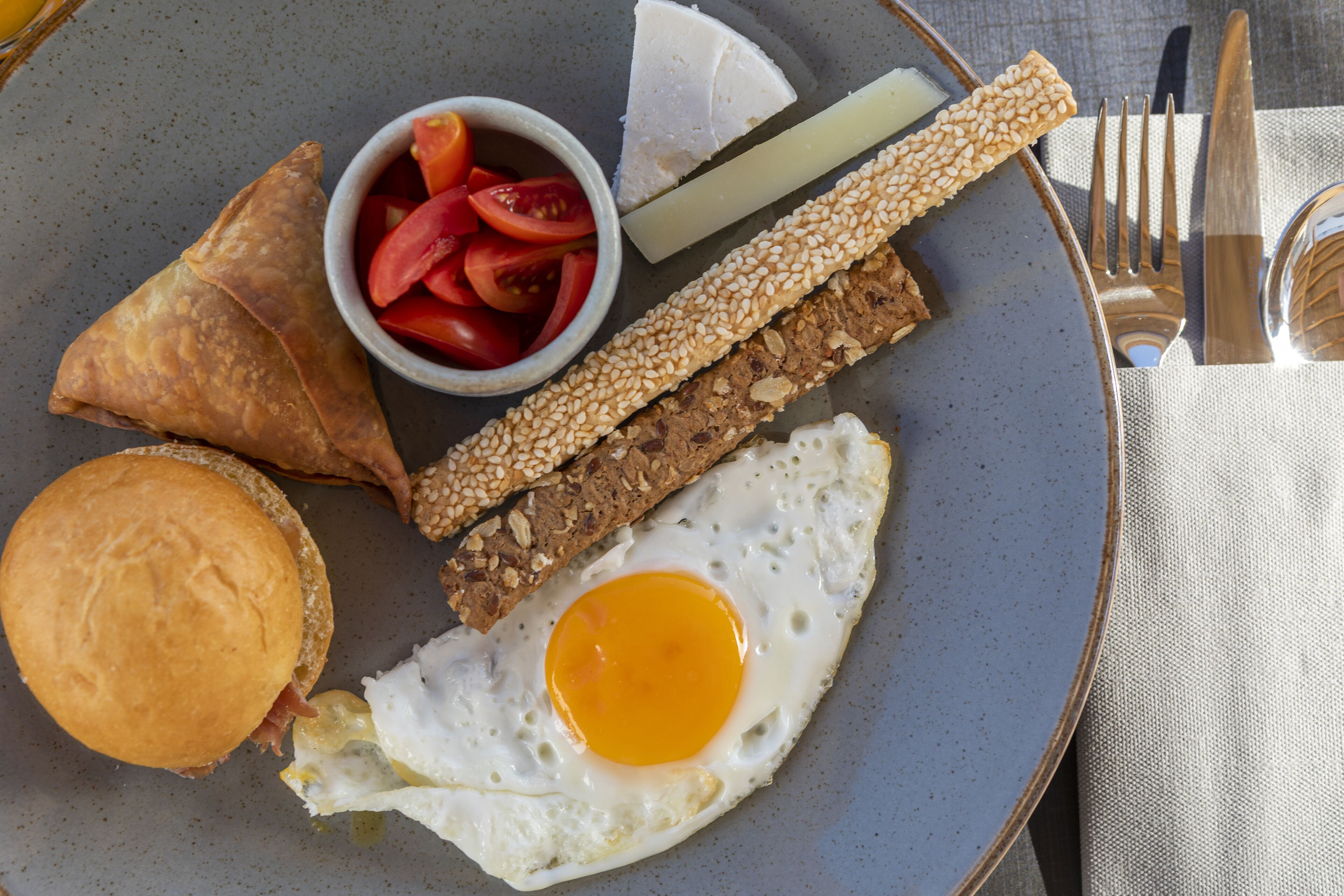 free daily breakfast