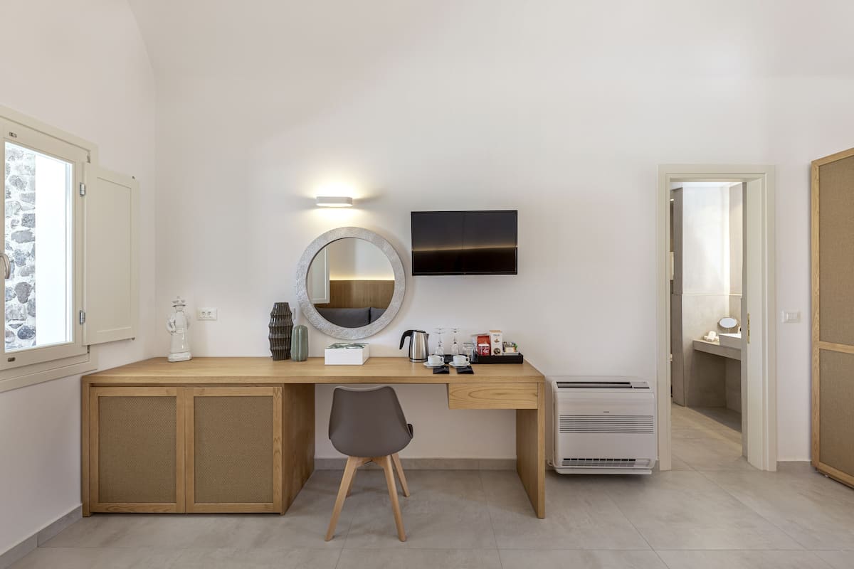 suite (aqua pool) | 1 bedroom, minibar, in-room safe, desk