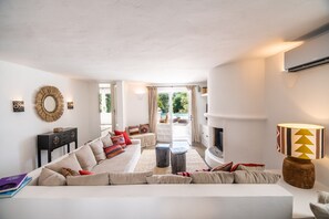 Smart-TV, Kamin, Stereoanlage