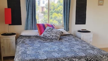 3 habitaciones y tabla de planchar con plancha