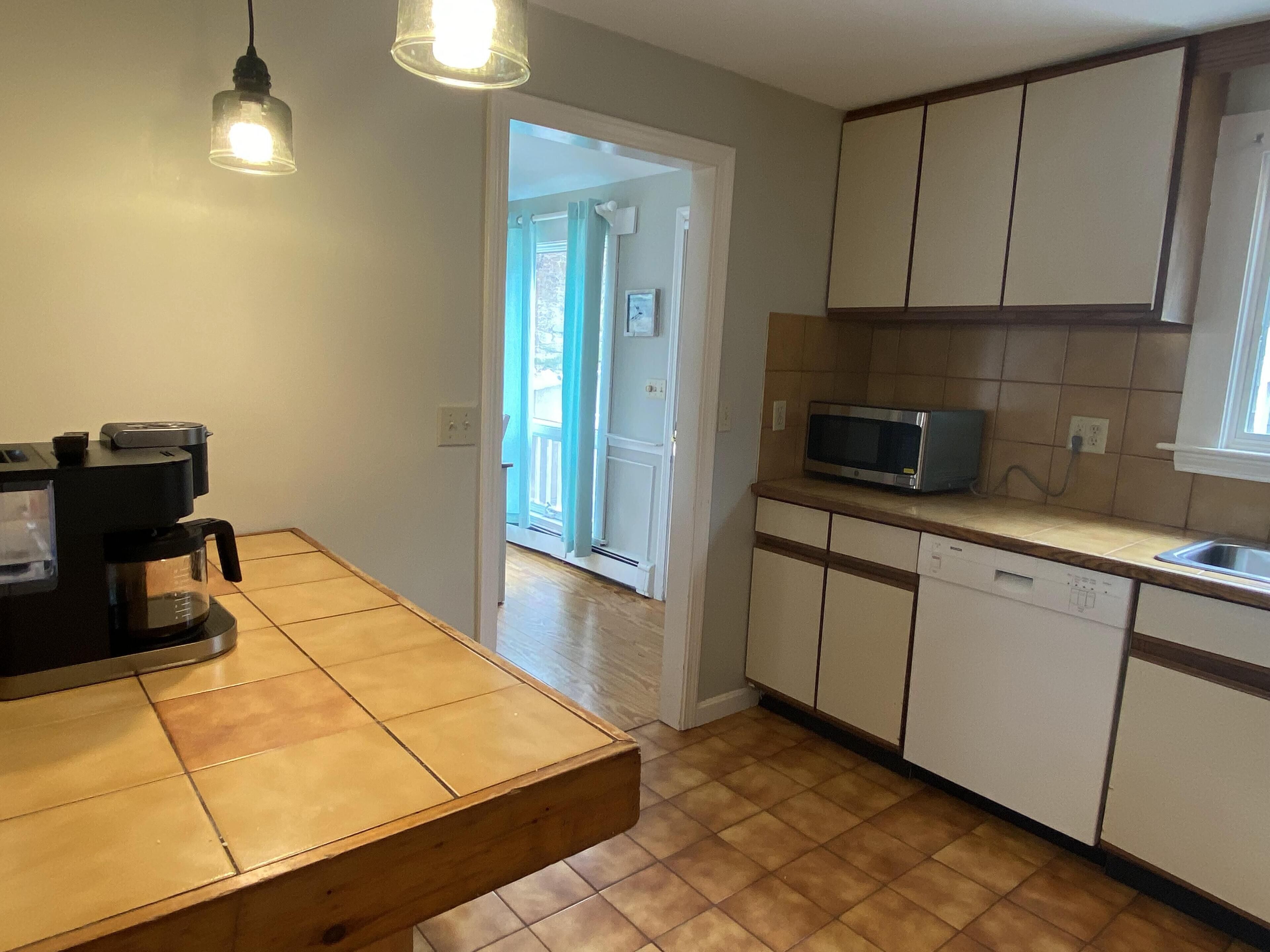 Pet Friendly 4BR Home with Hot Tub and Pond