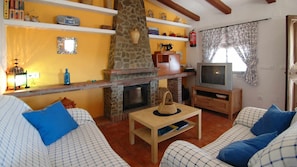 TV, caminetto, lettore DVD