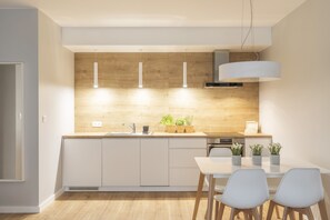 Großer Kühlschrank, Mikrowelle, Ofen, Herdplatte