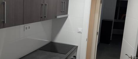 Een koelkast, een magnetron, een oven, een kookplaat