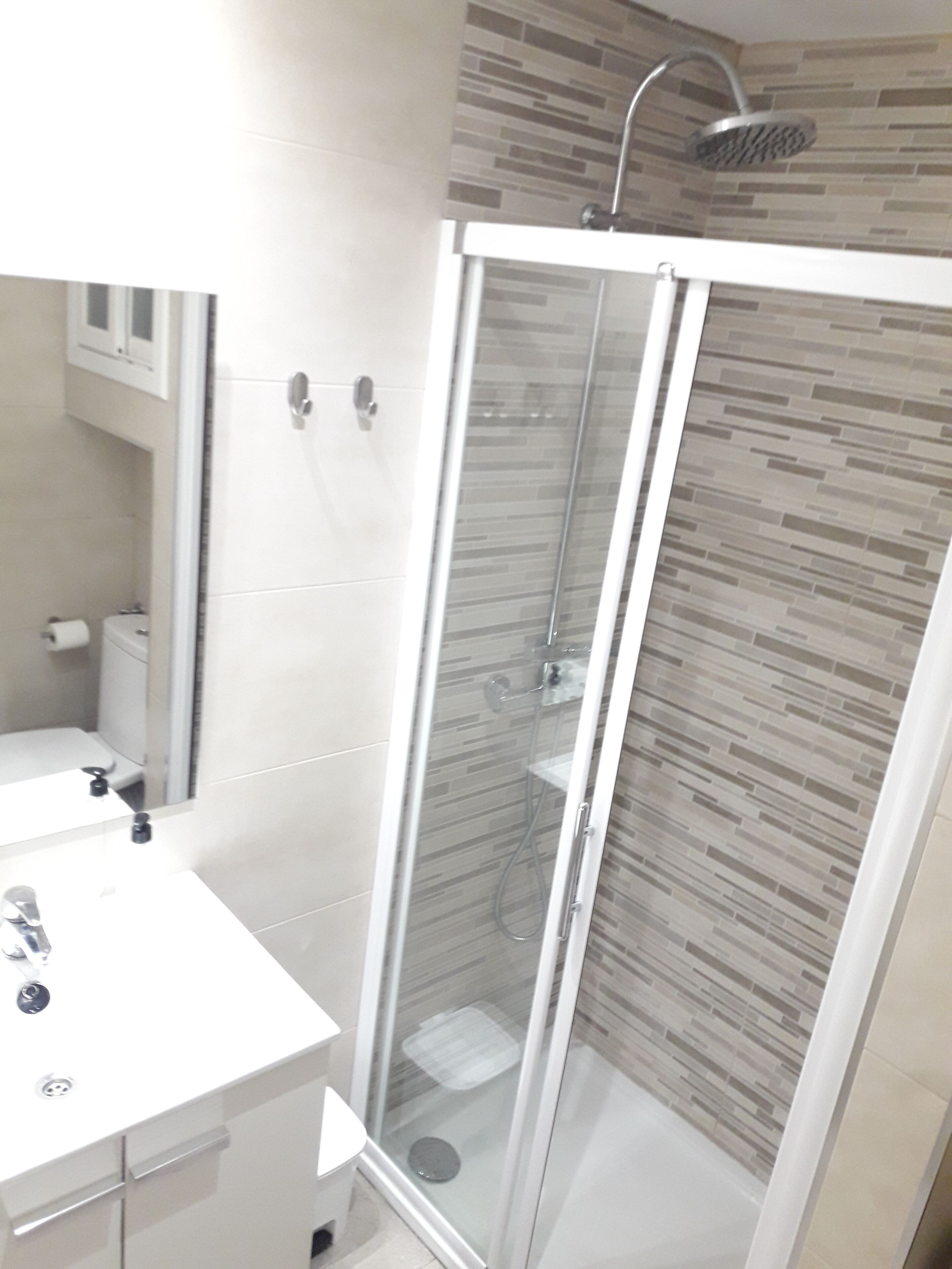 Een douche, een haardroger, handdoeken