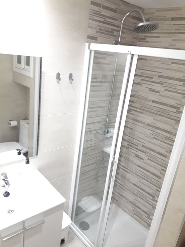 Douche, séchoir à cheveux, serviettes fournies