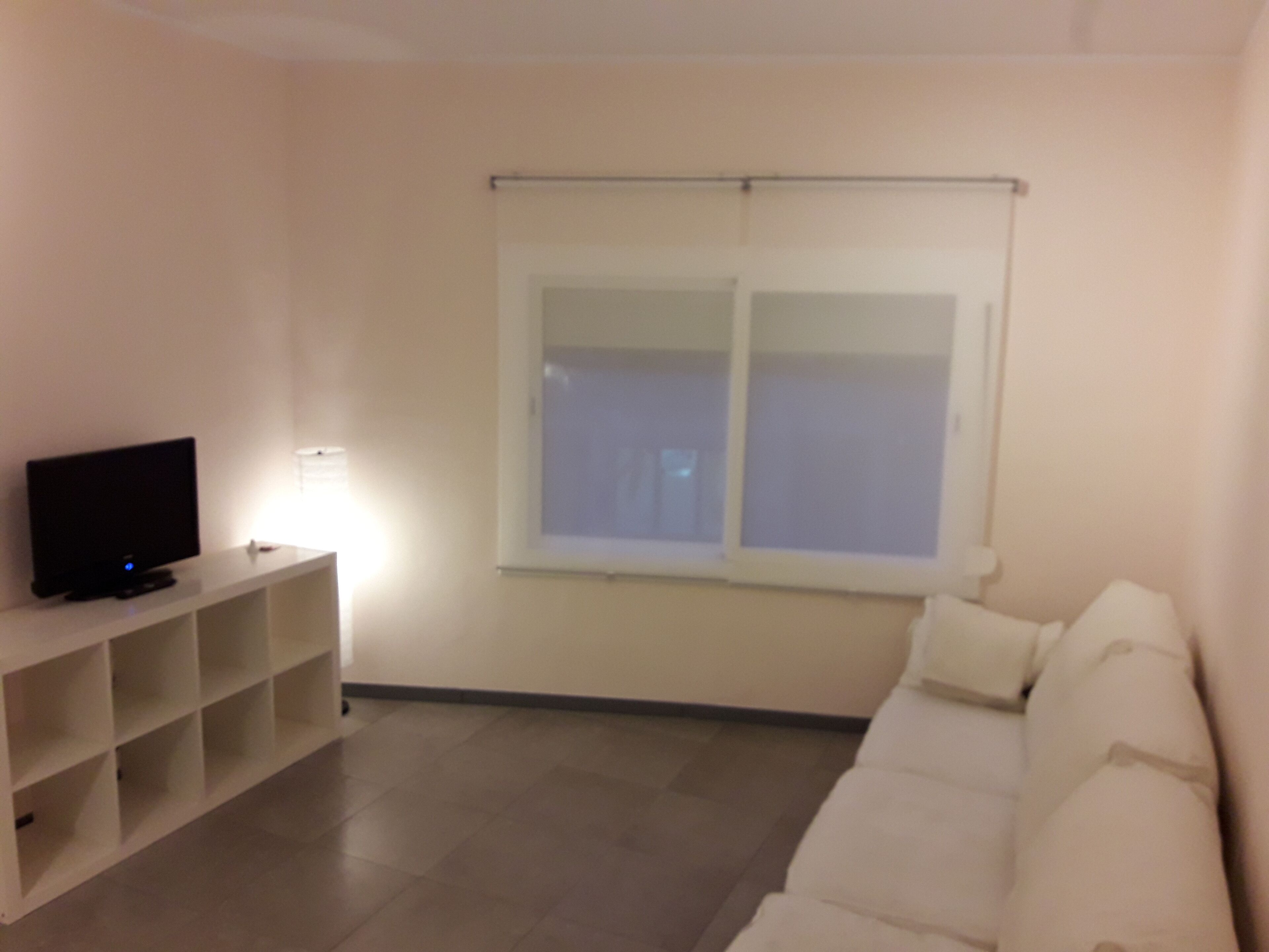 Een televisie en een filmbibliotheek