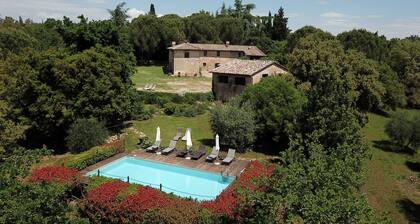 Borgo dei Fondi – Tuscan Oasis with Pool, Just Minutes from Siena