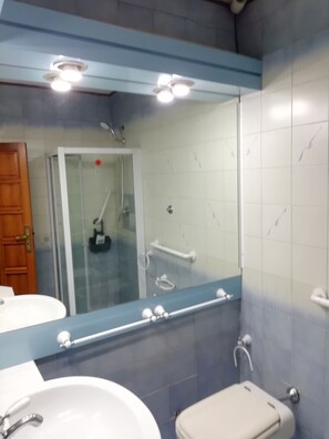 Regadera, secadora de cabello, bidet, toallas 